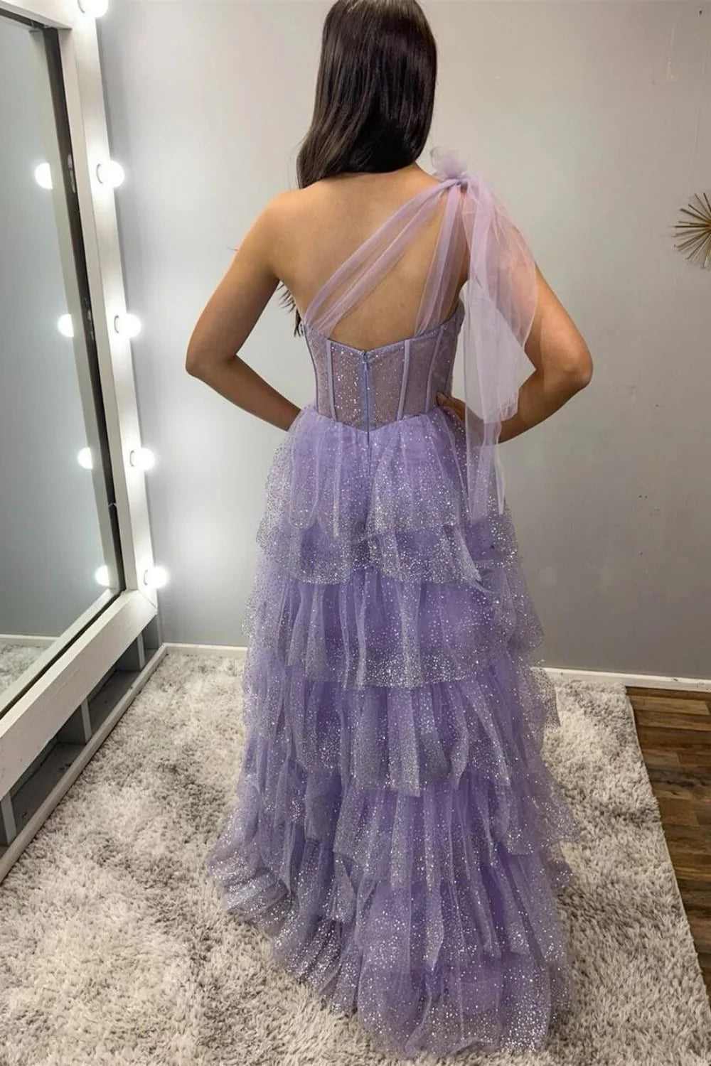 Vestido de fiesta morado con corsé, corte A y un hombro, con volantes